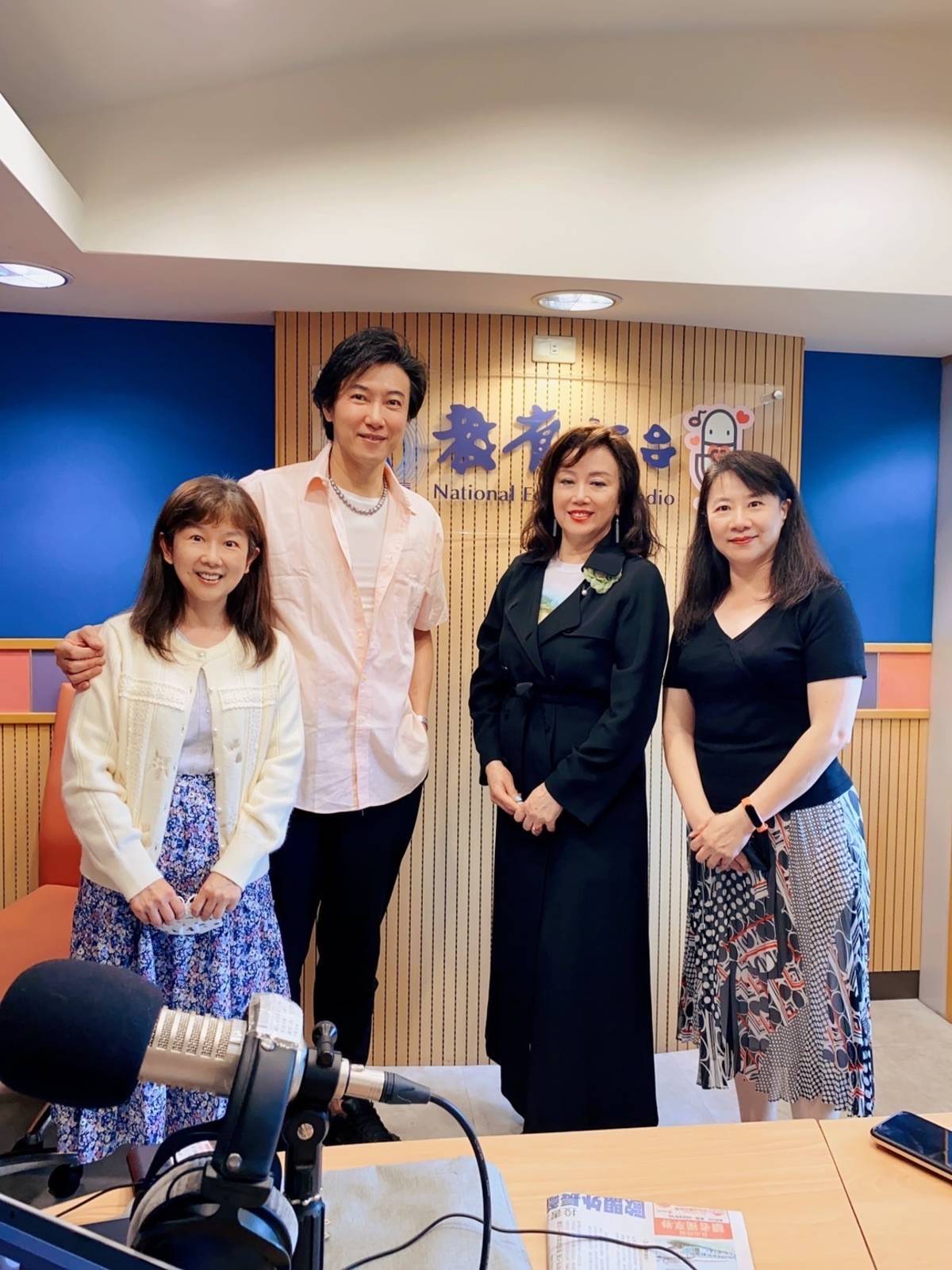 宗才怡(右二)上陳鴻主持的「阿鴻的養生廚房」與節目部呂主任(右一)、璘璘編導合影