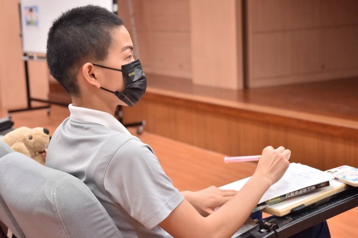 學生專注聽講
