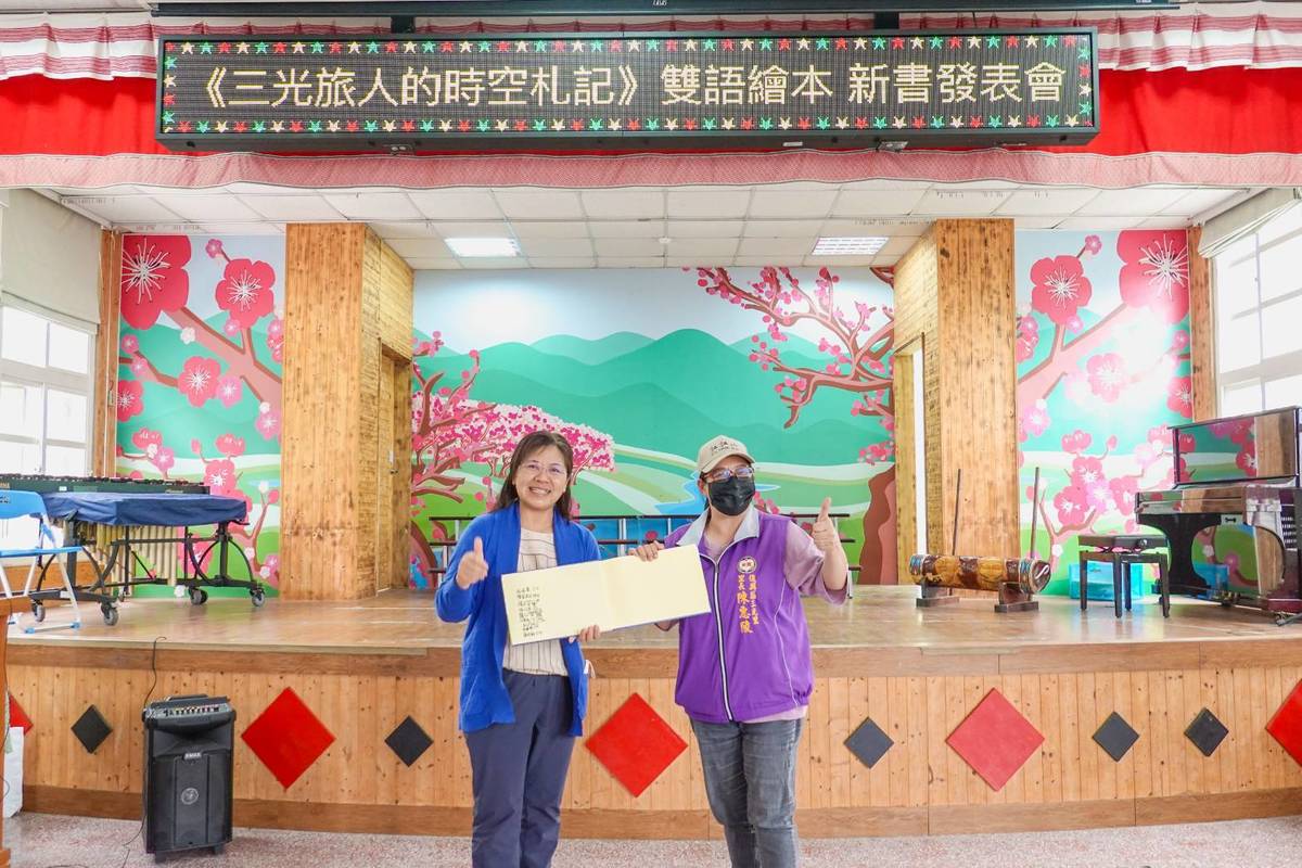 贈書給三光里里長 (中大USR計畫提供)
