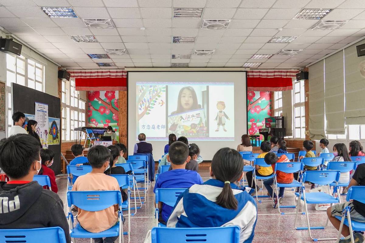 播放前任教導主任預錄祝福影片 (中大USR計畫提供)