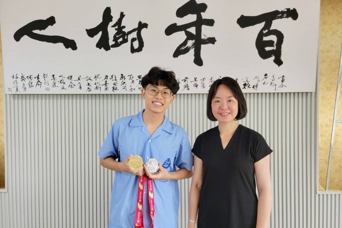 臺東高中學生周亦霆(左)榮獲第23屆臺新青少年志工菁英獎最高榮譽「親善大使獎」肯定，與校長蔡美瑤(右)合影。