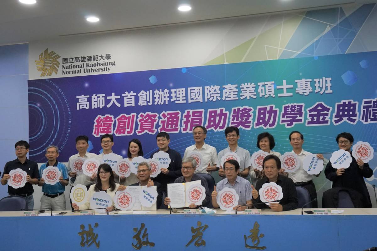 完成簽署後.吳校長（前排中）及梁副總經理（前排左2）與出席貴賓合影.