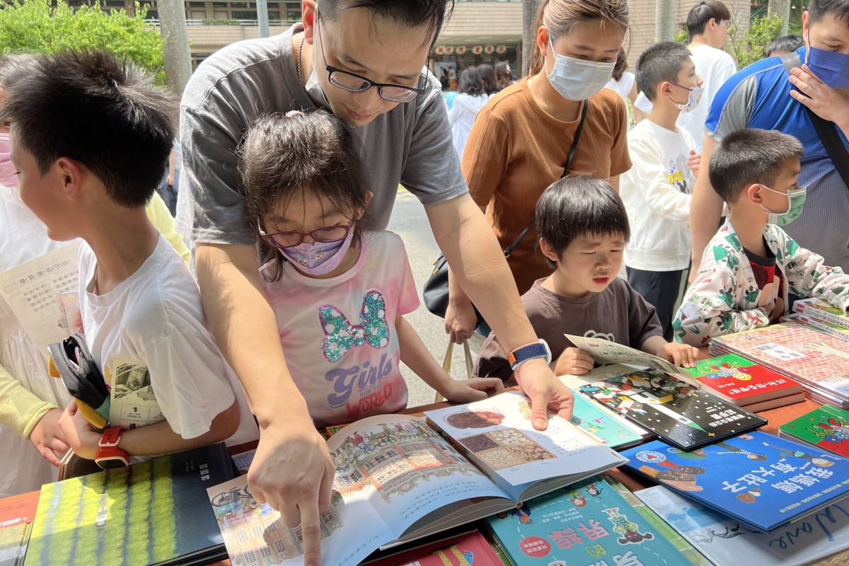 再興小學舉辦世界書香日活動，藉由校園閱讀推廣，讓親子共讀成為生活日常

