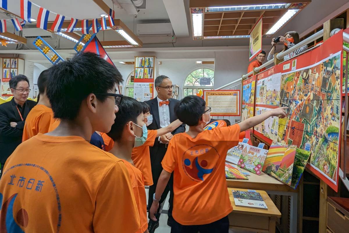 荷蘭在臺辦事處譚敬南代表為日新國小學生親自介紹荷蘭文化特色