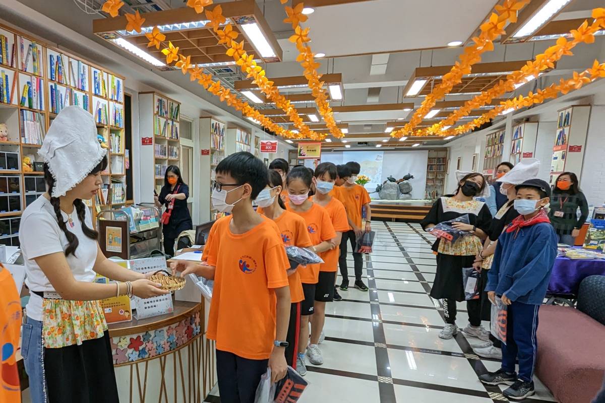 書展現場分送學生焦糖煎餅