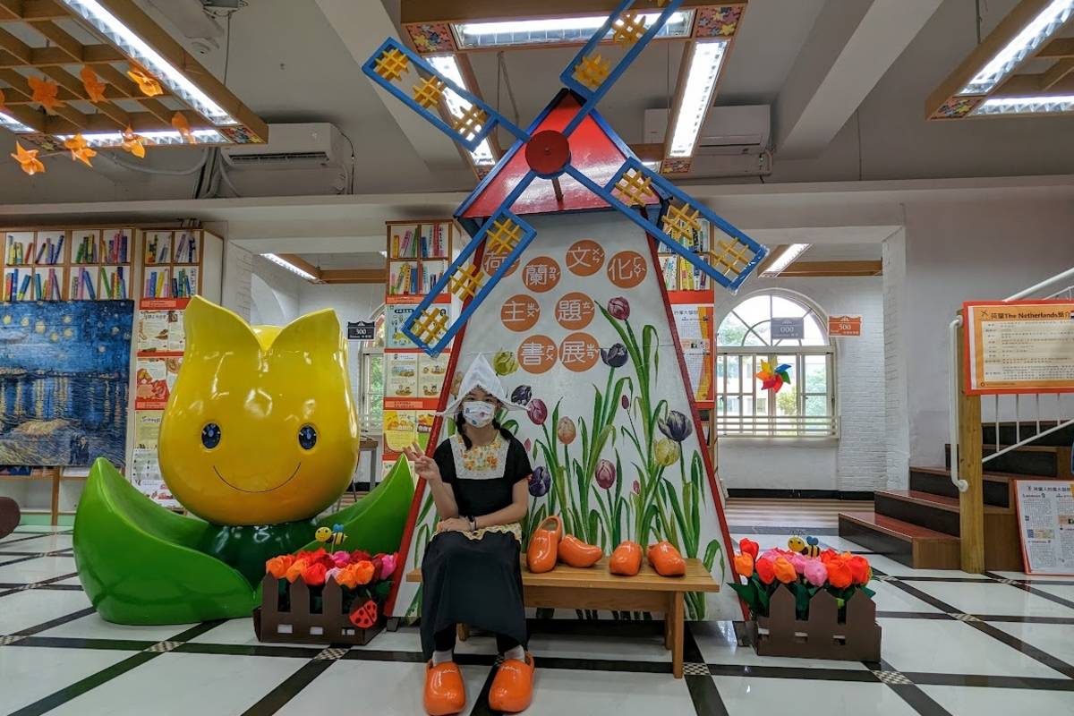 穿上荷蘭傳統木鞋的學生郭沁寧表示，木鞋走起路來聲音很響亮，但相當地重