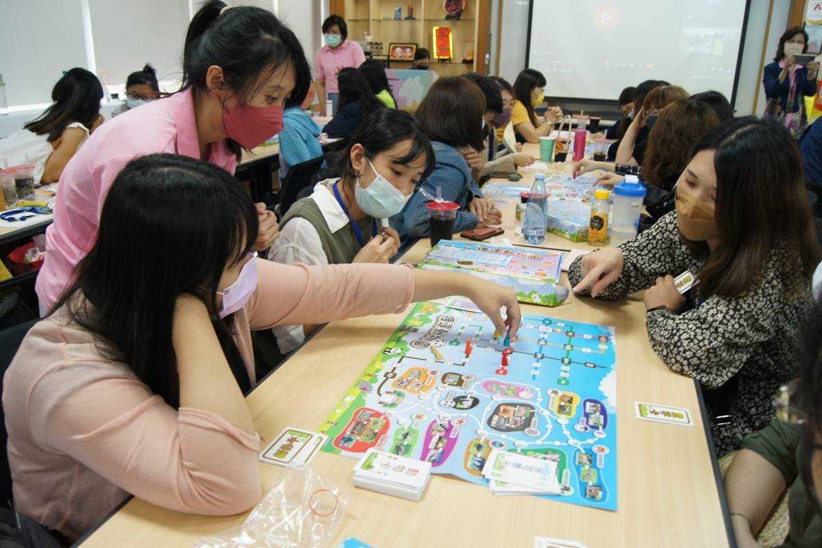 參訪人員正在玩育航幼兒園幼兒們設計的桌遊