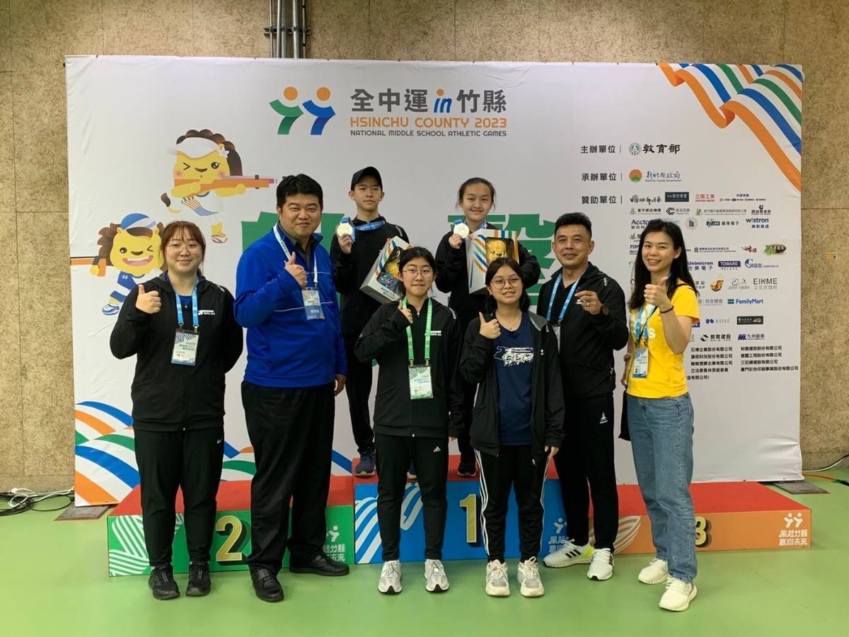 光復高中陳妍卉(後排右一)奪10公尺空氣步槍金牌及運動精神獎
