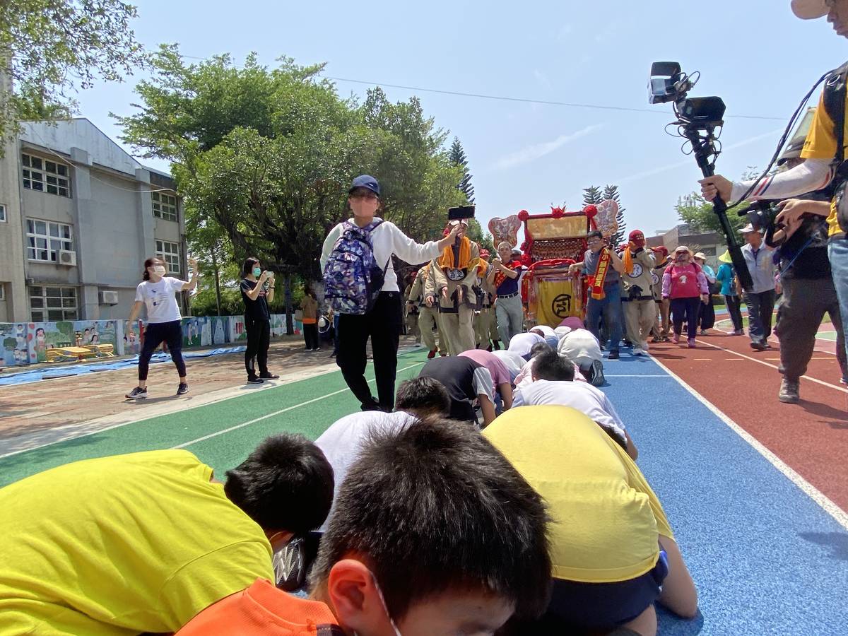 大甲媽祖鑾轎進入村上國小校園繞操場一圈