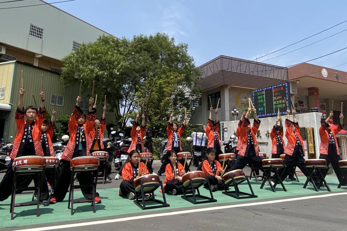 彰化縣村上國小以熱鬧的太鼓表演恭迎大甲媽祖鑾轎