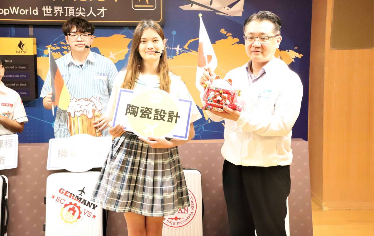 開箱日本路線 鶯歌工商陳婉芸(左)、副局長劉明超(右)
