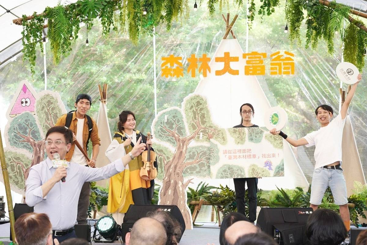 林華慶局長配合活動宣傳國產木材標章。