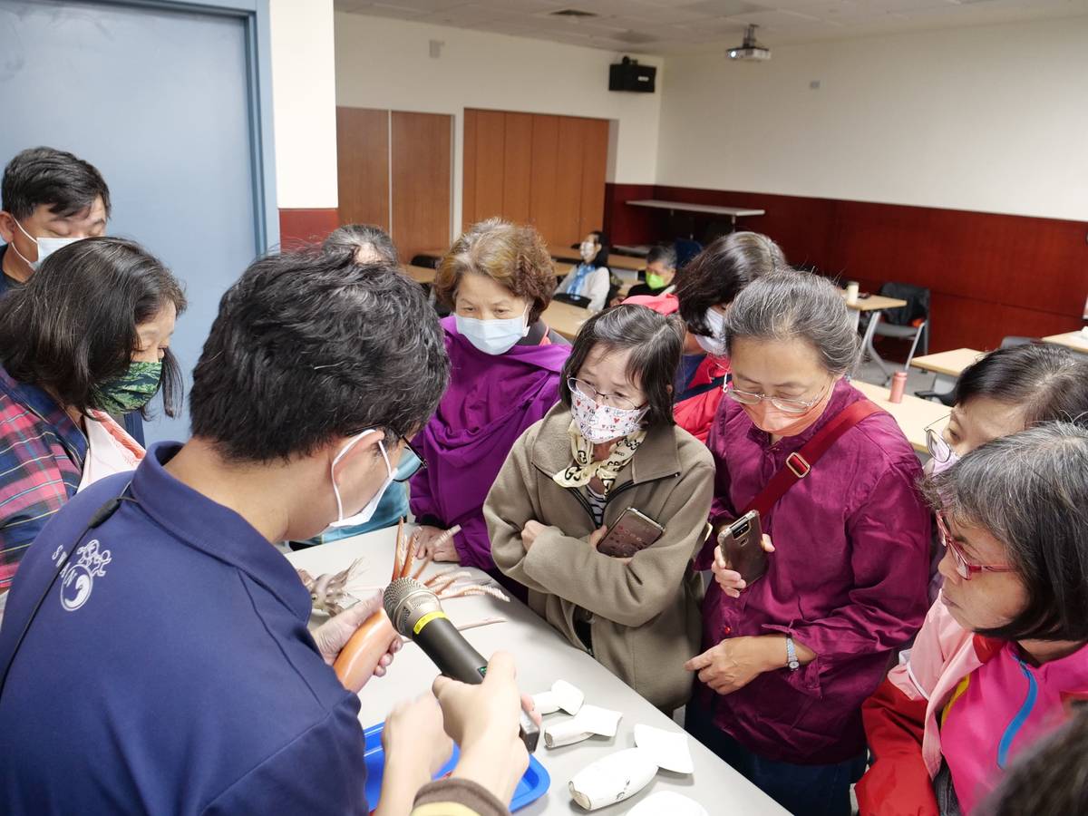 林勝吉老師以模型介紹頭足類動物 (國臺圖提供)