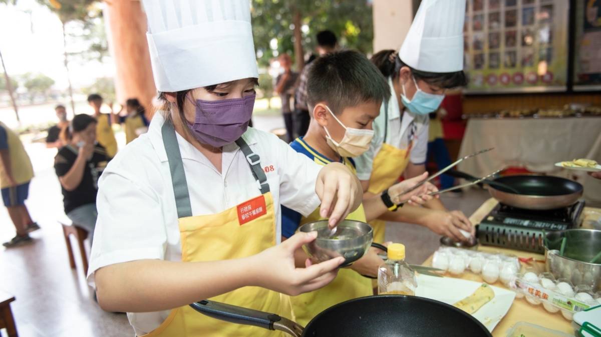 長安國小的學生在食農教育活動中化身小廚師(圖片來源：長安國小)