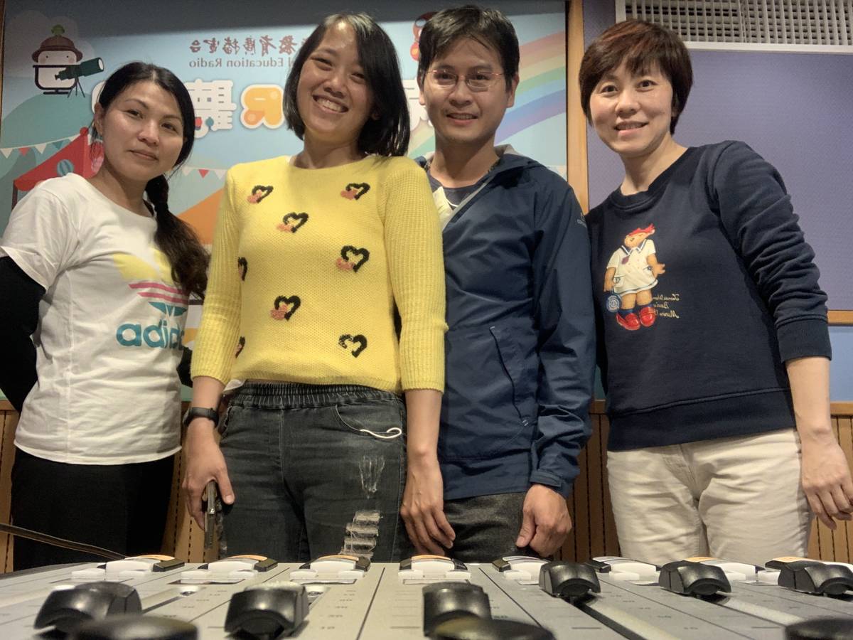 秋柳、肖霞以及來賓林玉蘭和陳苑利夫妻