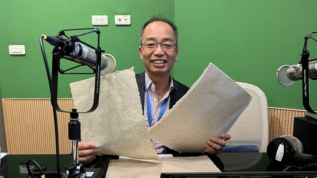 中國醫大中醫藥資源系系主任暨「立夫中醫藥博物館」副館長張文德教授，分享中藥渣怎麼變身再利用來造紙。

