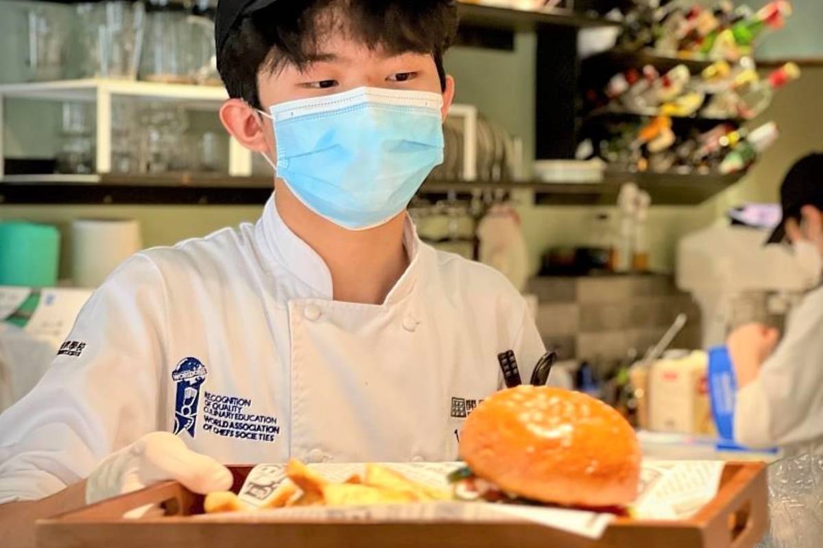 開平餐飲學校一日餐廳活動由學生分工負責內場實作與外場服務