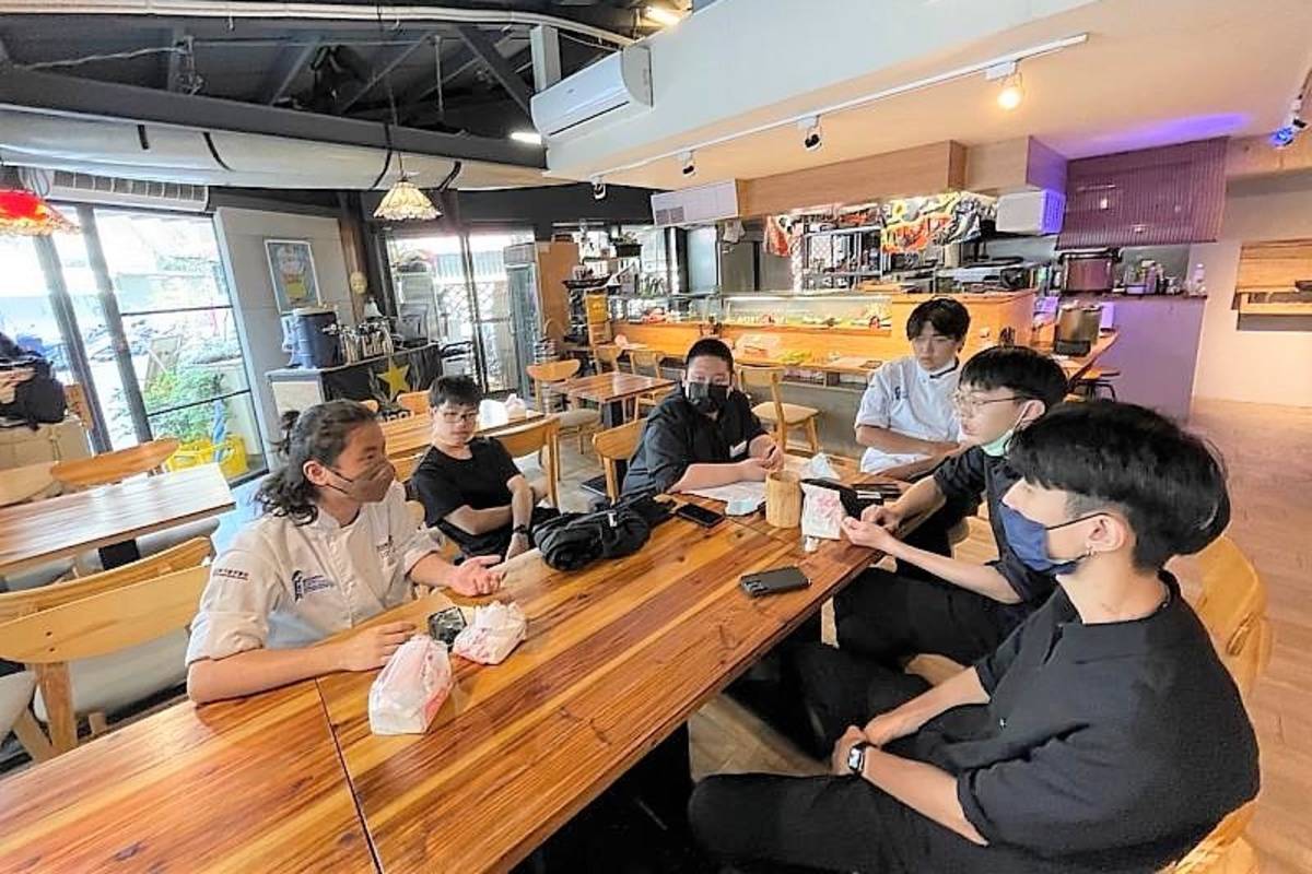 團隊透過討論，調整並精進計畫和執行方案