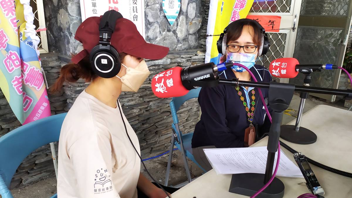 淑貞督導(右)介紹東興文健站特色