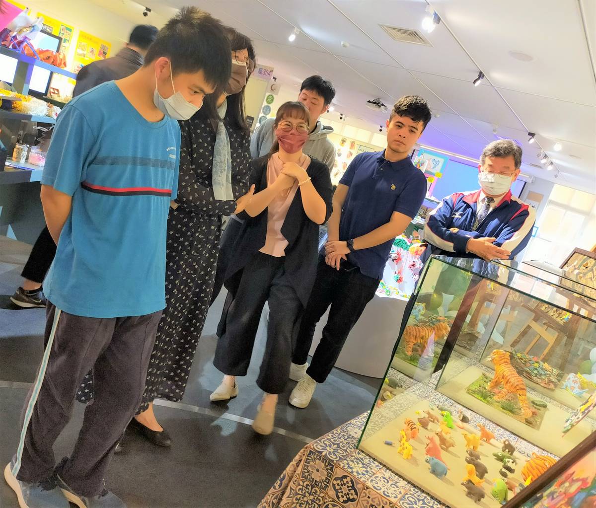黃清棣帶領與會嘉賓觀賞創作作品