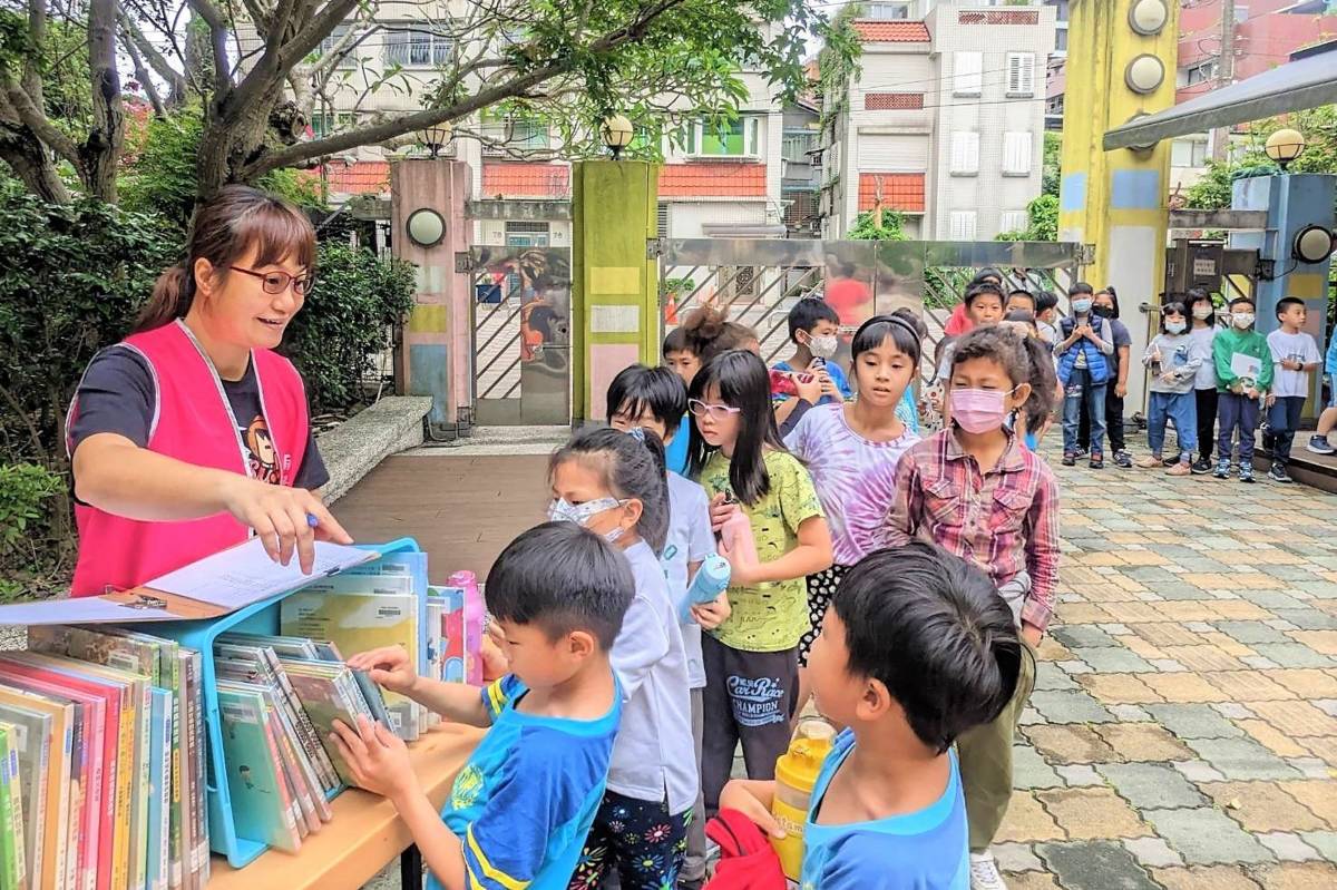 雨聲國小學生迫不及待挑選自己喜愛的書