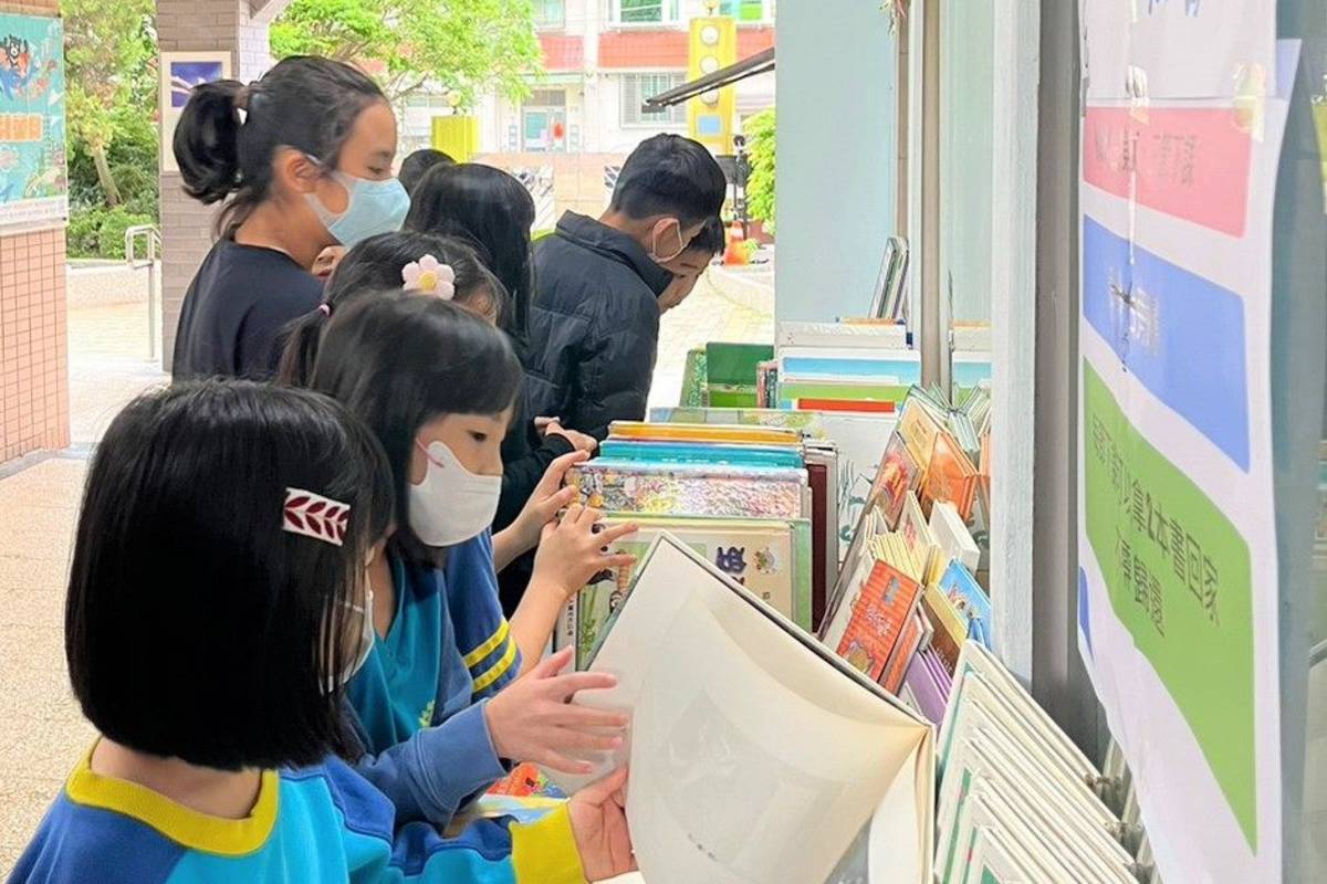 「曬書節」擺出各式圖書館汰舊換新的故事書，讓學生把喜愛的書帶回家