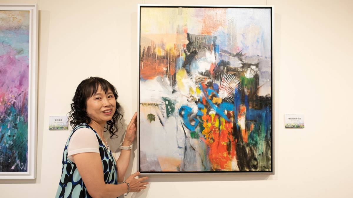陳麗娟善用色彩造型勾勒愉悅歡欣的畫面氛圍，作品《春色滿園關不住》