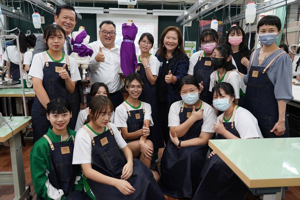 魏虹市長(後排左4)及團隊與樟樹實創高中師生合影留念