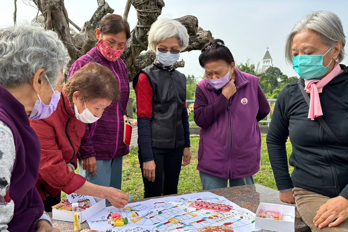 3.南臺科技大學《點亮左鎮相放伴—創意生活加值計畫》以創意生活設計方法活化左鎮風土資源，社區長輩試玩「夢迴老街大冒險」桌遊之情形。