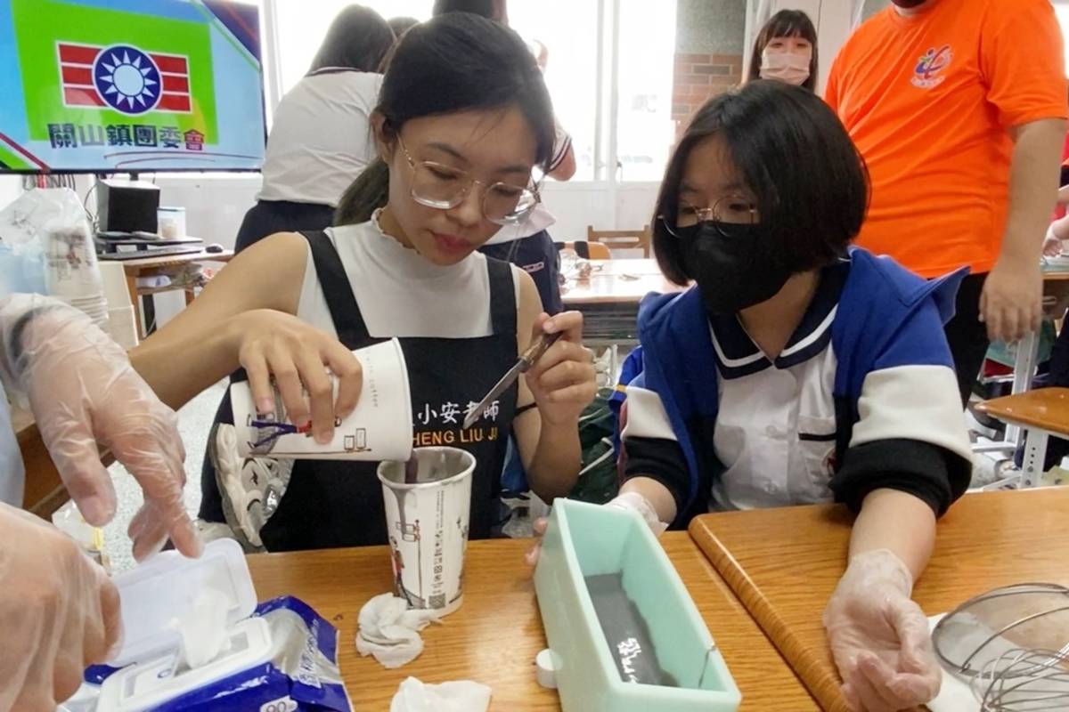 關山國小學童製作天然手工皂做為母親節禮物，希望讓媽媽洗出健康。