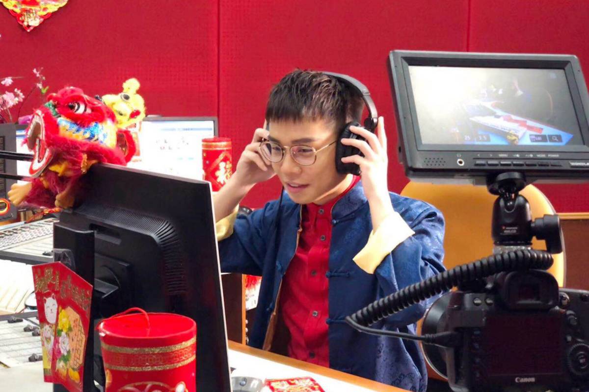 謝勁程在馬來西亞國家廣播電台《愛 FM》擔任電台主播已10年（謝勁程提供）