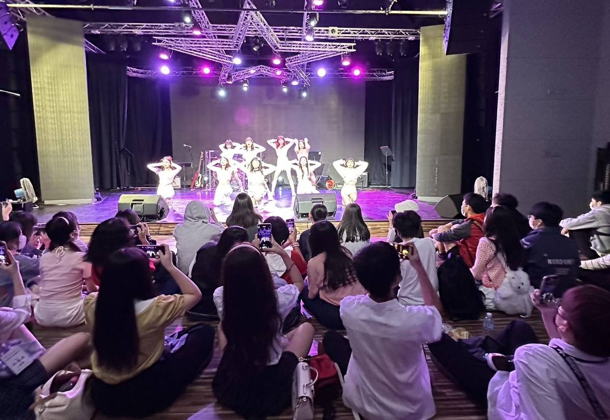 醒吾科大YOUNGYOUNG女團的表演讓不少馬來西亞學生都拿出手機全程錄音及拍照 (醒吾提供)