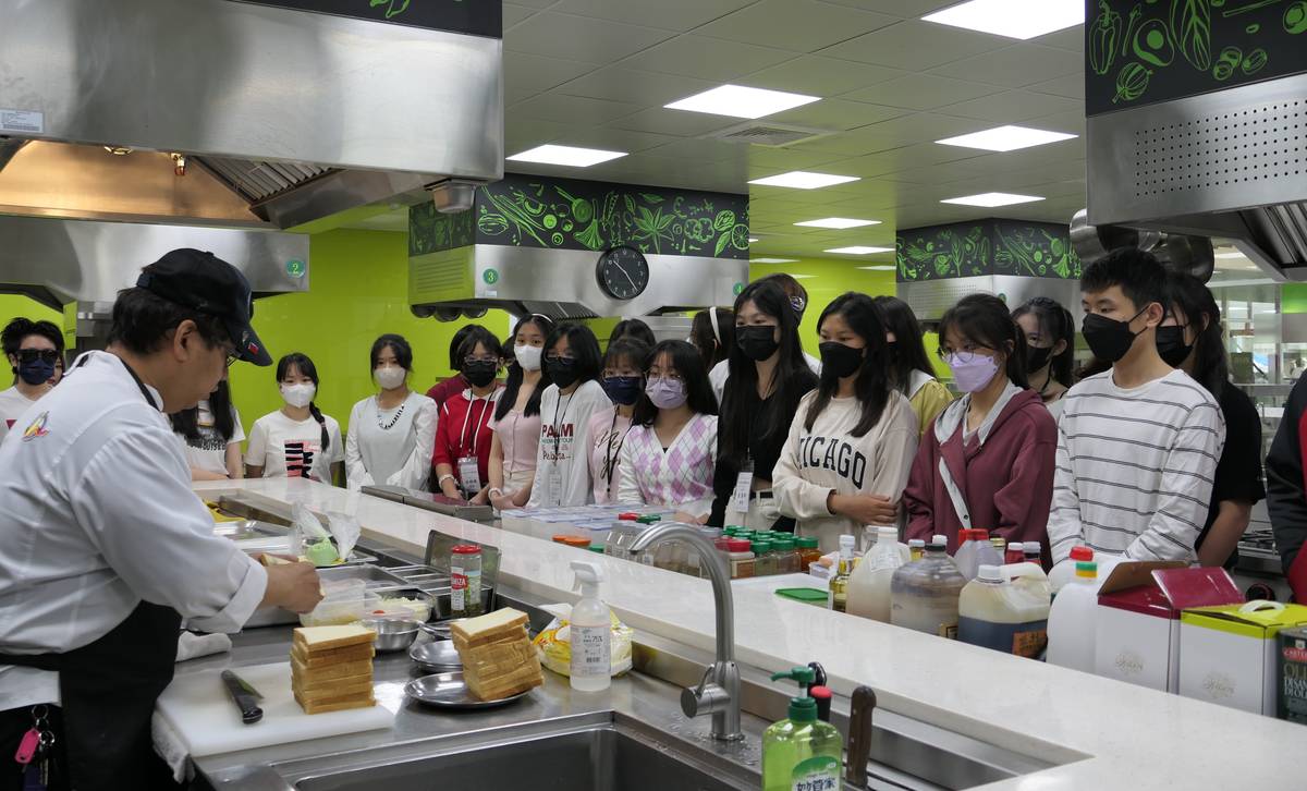 醒吾科大王聰明老師(左)教授馬來西亞僑生製作西餐小西點，簡單的吐司就可以製作出高級餐點的點心 (醒吾提供)