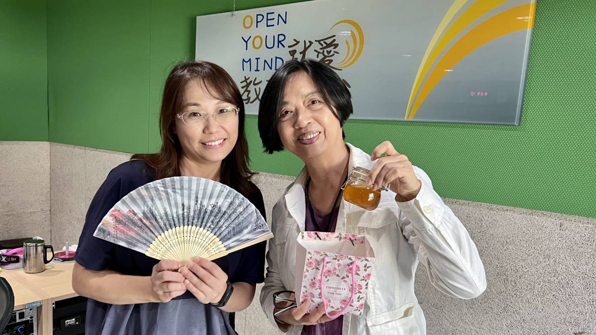 曹文娟(右)退休之後開啟了書畫藝術之路
