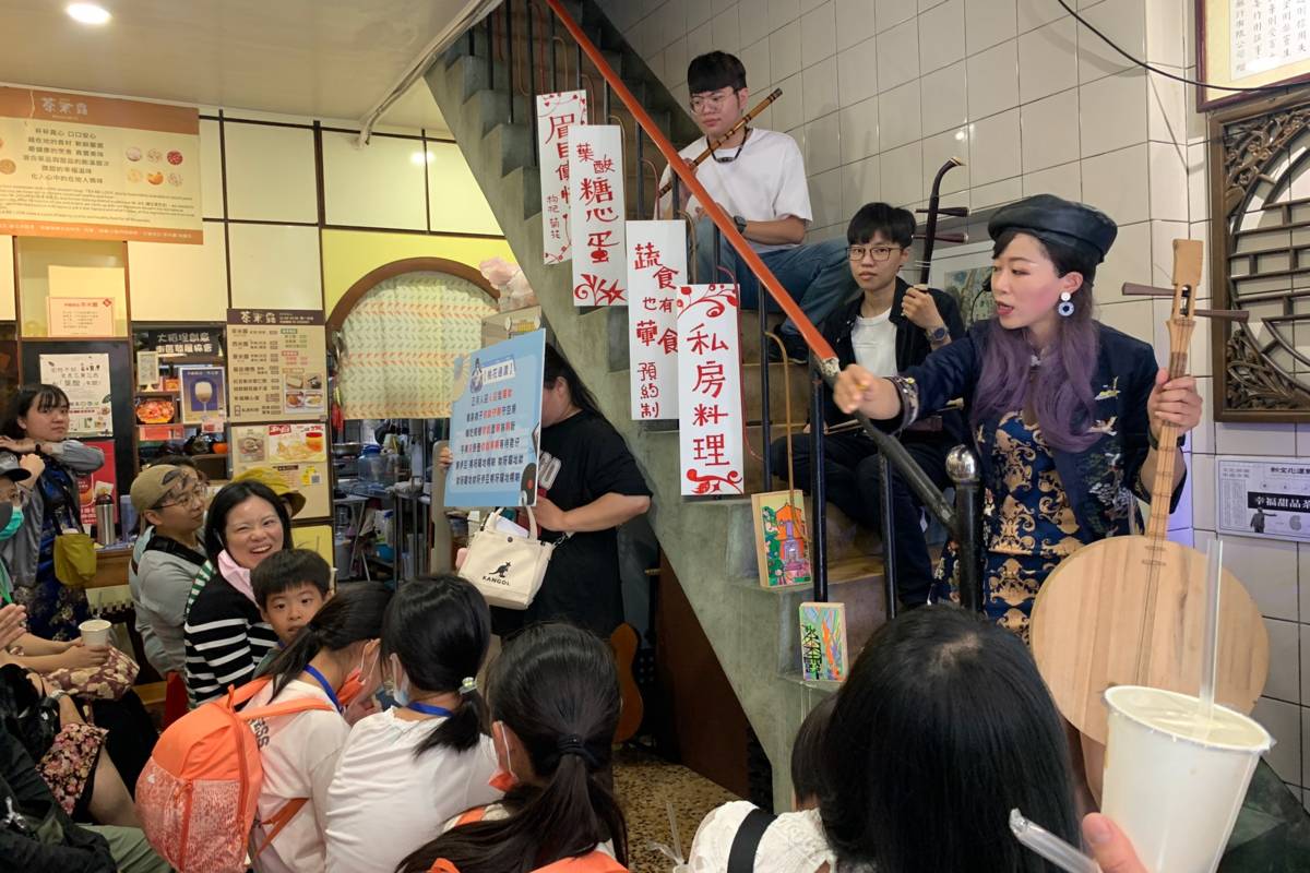 歌仔上青快閃工作坊【戲唱大稻埕】，民眾同樂歡唱歌仔戲