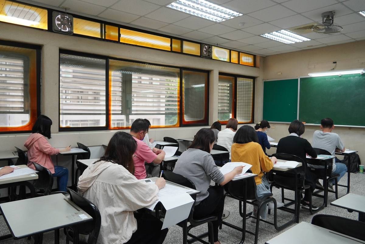 公務人員高普考展開命題大綱研修，圖為國家考場應考人應試照片。