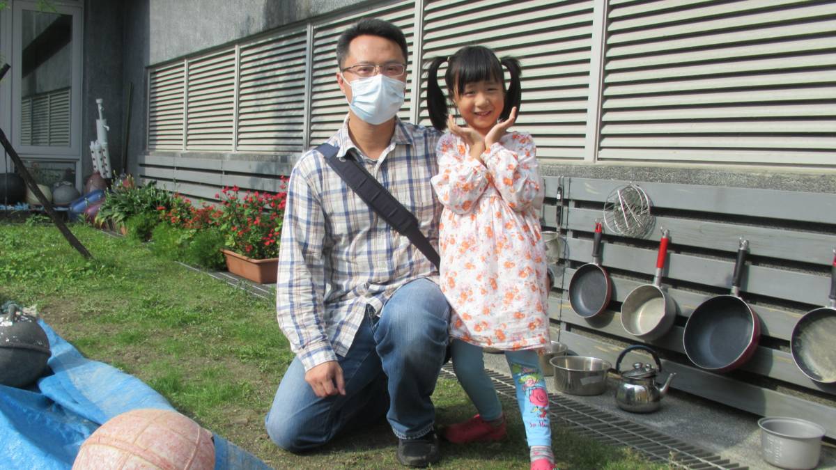 任職海科館的林群益為女兒選擇職場內的員工子女非營利幼兒園，父女每天一起上班上學。