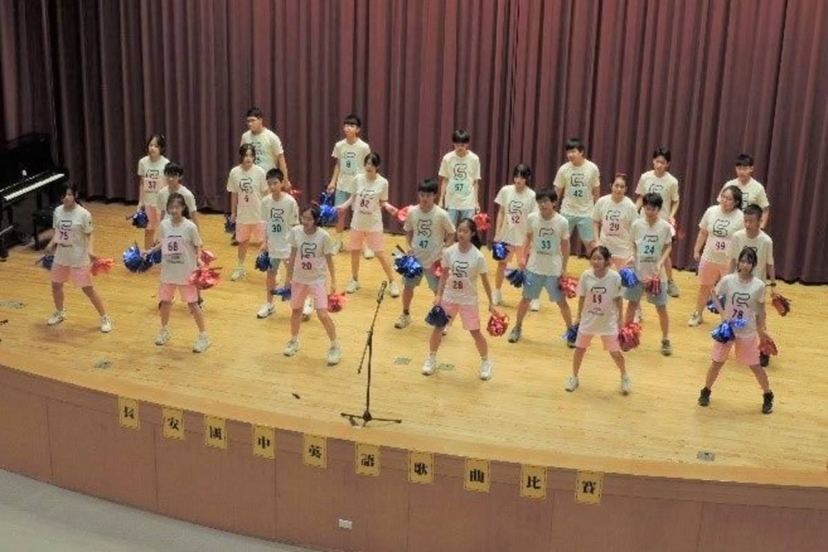 學生演唱歌曲的同時還搭配活潑的舞蹈動作，展現藝術才華