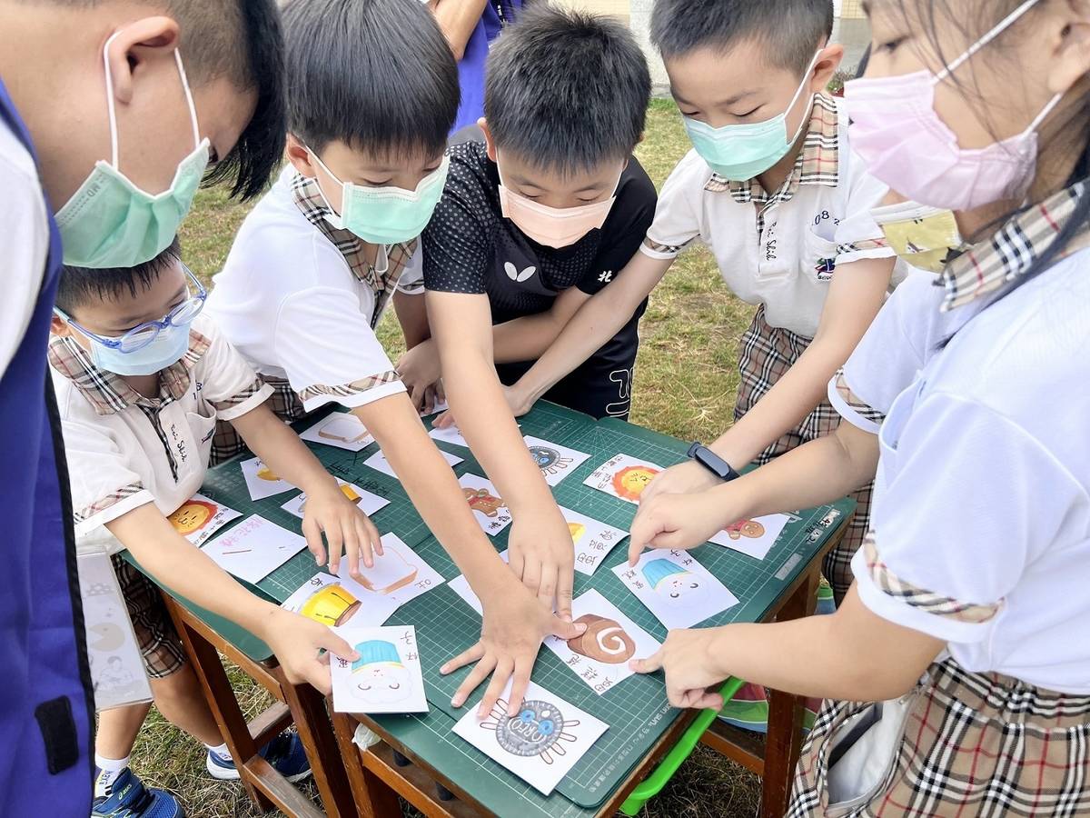弘光科技大學多元廚藝烘焙社設計搶卡牌遊戲，讓學生認識更多點心食物
