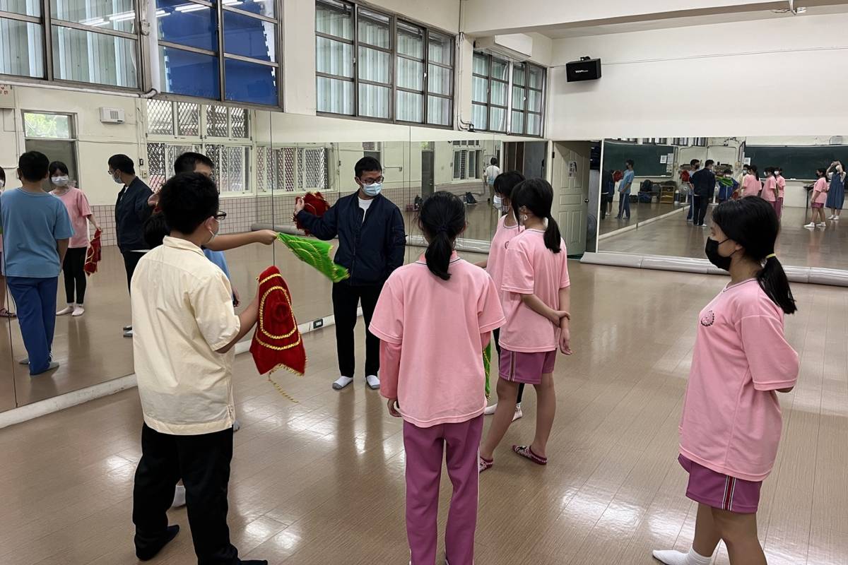 國立臺灣師範大學歌仔戲社引導木柵國中學生使用歌仔戲道具八角巾