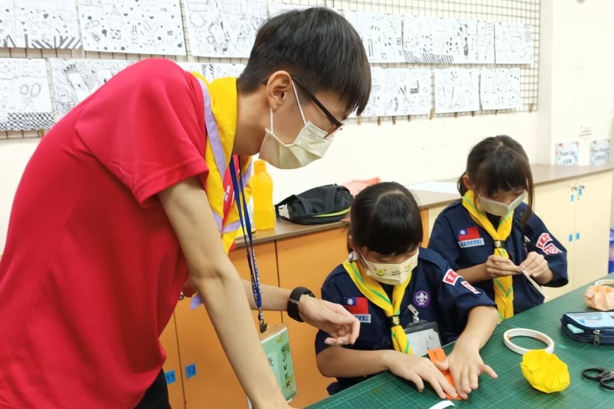 國立雲林科技大學雲大羅浮群社團帶領雲林國小學生進行手作