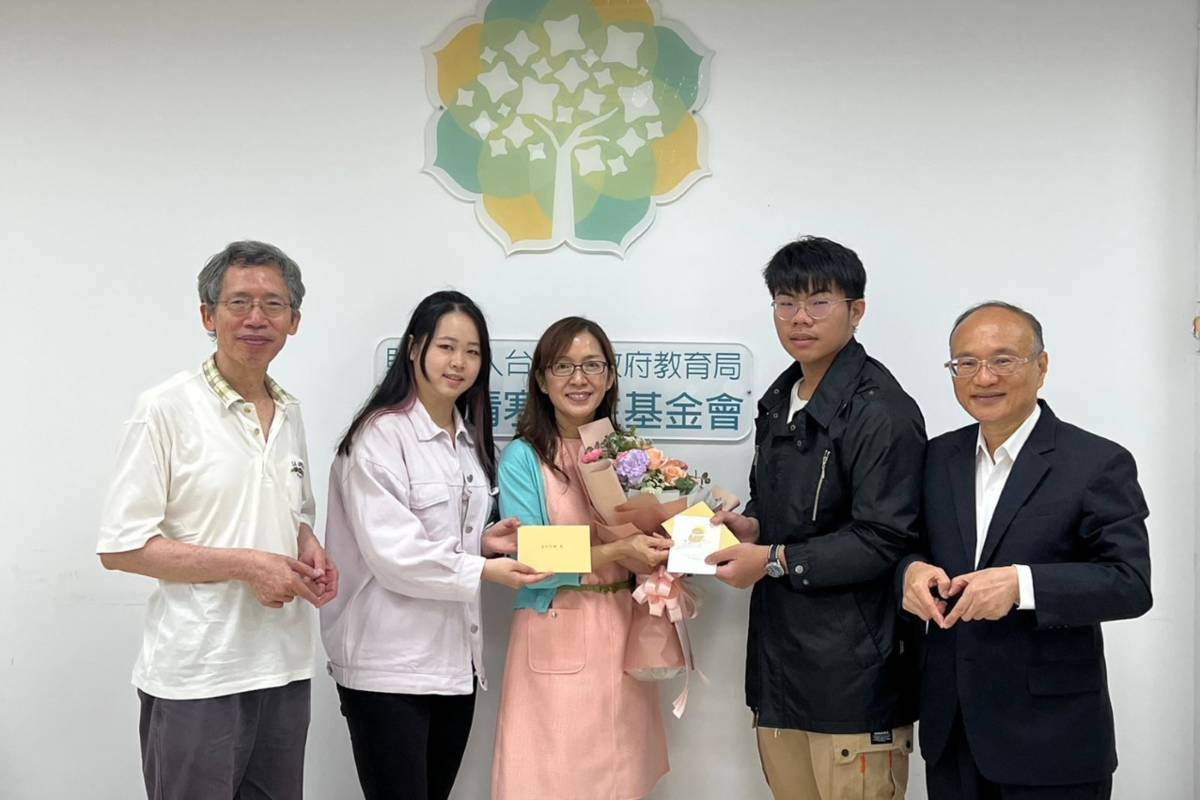 受認助者在基金會董事長曾燦金(右一)帶領下，獻上卡片和康乃馨給認助人李宜紋(中)、蔡瑞煌(左一)賢伉儷