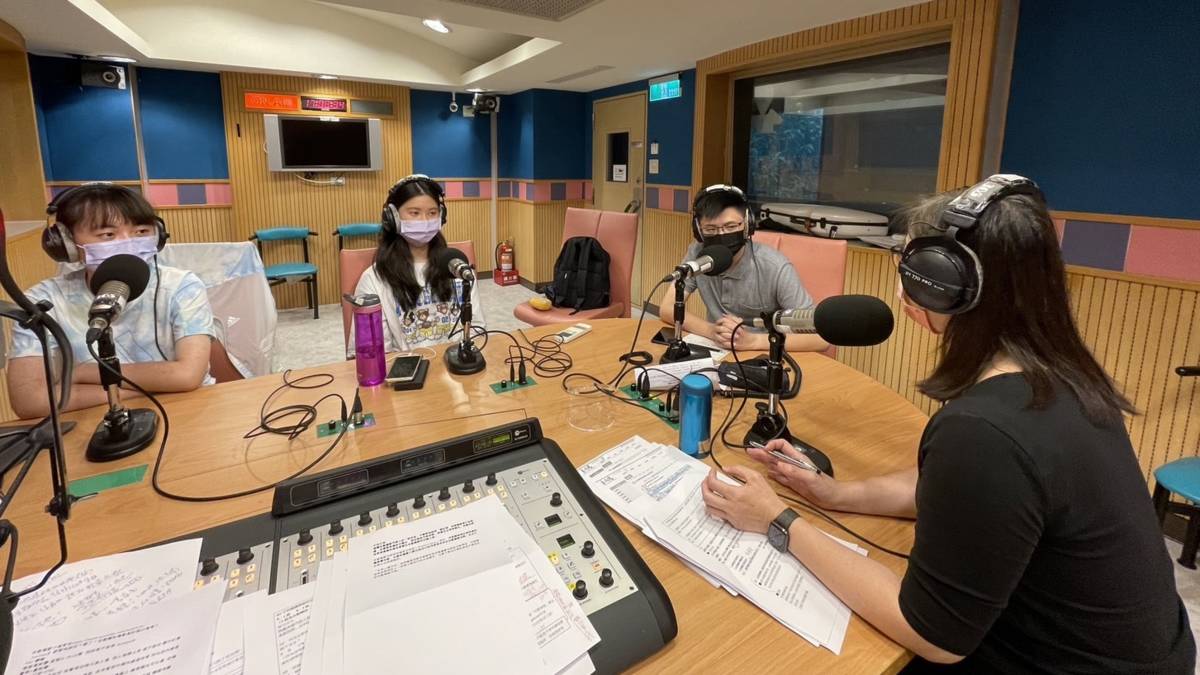 青春創學院節目   法律與倫理 主持人與來賓及同學合影  3.jpg