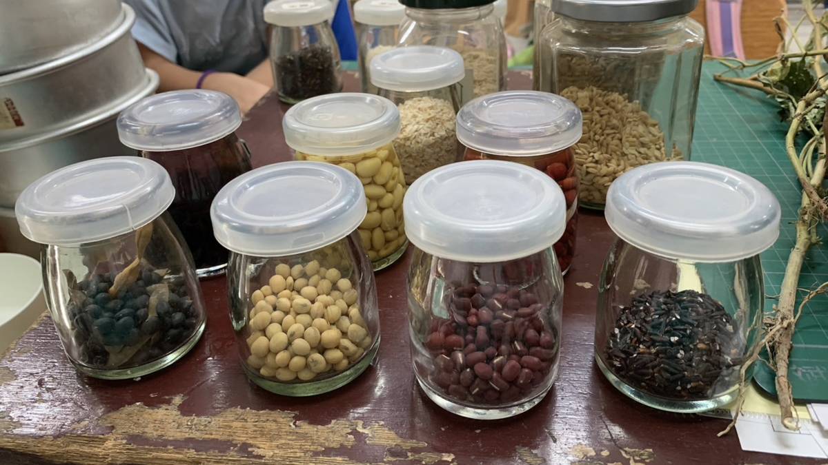信義國小一起來煮飯吧-農夫老師準備了紅豆黃豆黑豆綠豆及紫米
