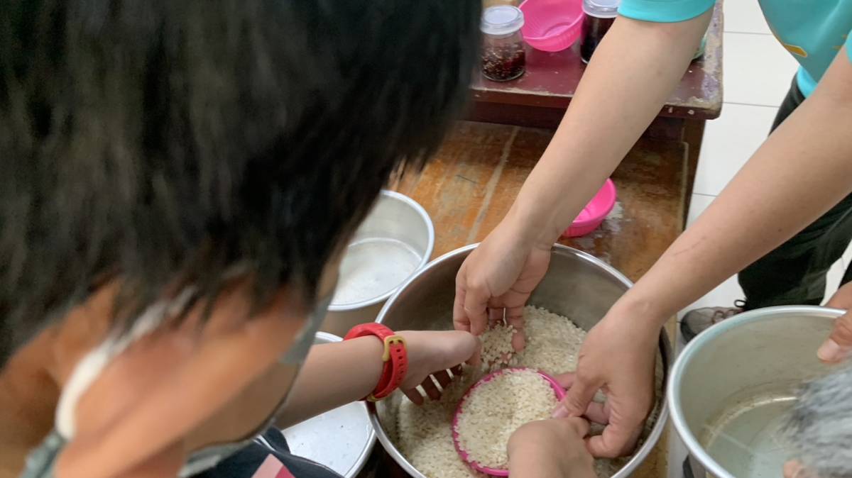 信義國小一起來煮飯吧-一組洗一碗米