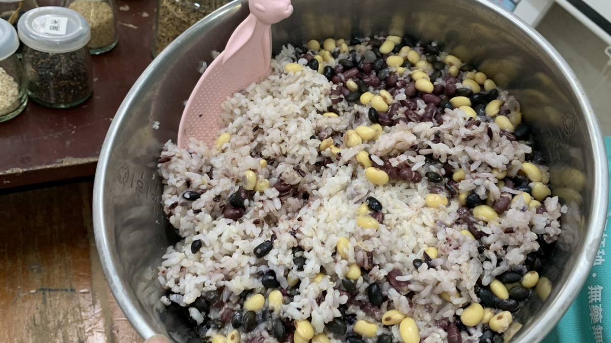 信義國小一起來煮飯吧-香噴噴的五穀米煮好了