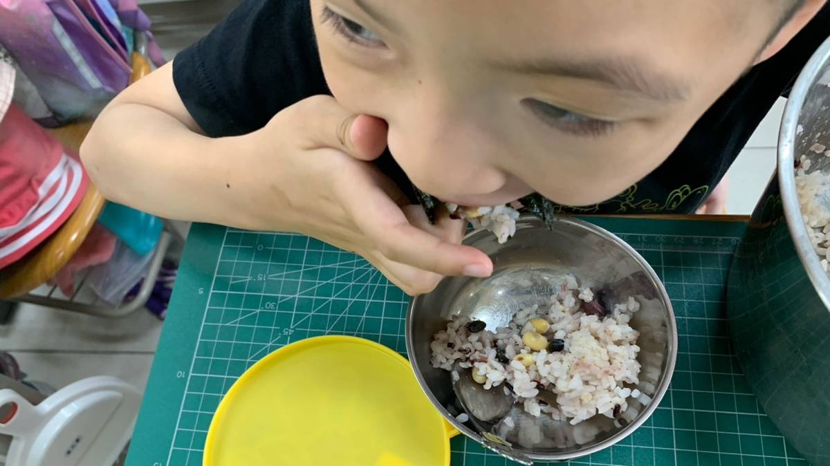 信義國小一起來煮飯吧-五穀米飯包海苔孩子好喜歡