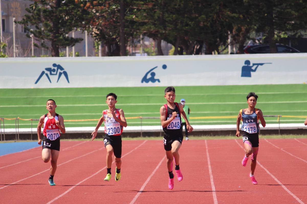 文德國小陳予澤(右2)，賽事第一天即在個人200公尺項目中勇奪冠軍