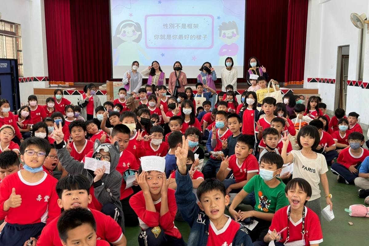 東華團隊與壽豐國小師生合影