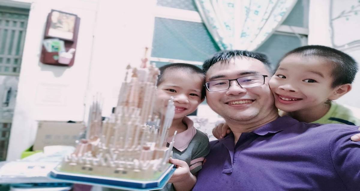 洪敦明和二個兒子建立了不同的父子感情